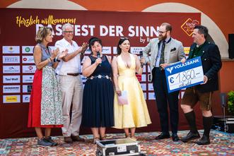 Scheck&uuml;bergabe von voll.wild an Renate Zierler und die &Ouml;sterreichische Krebshilfe